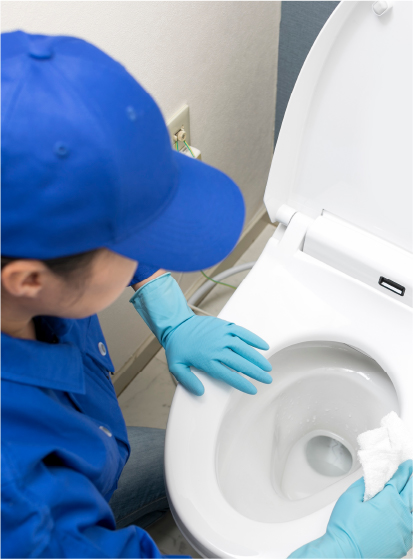 トイレを清掃する様子